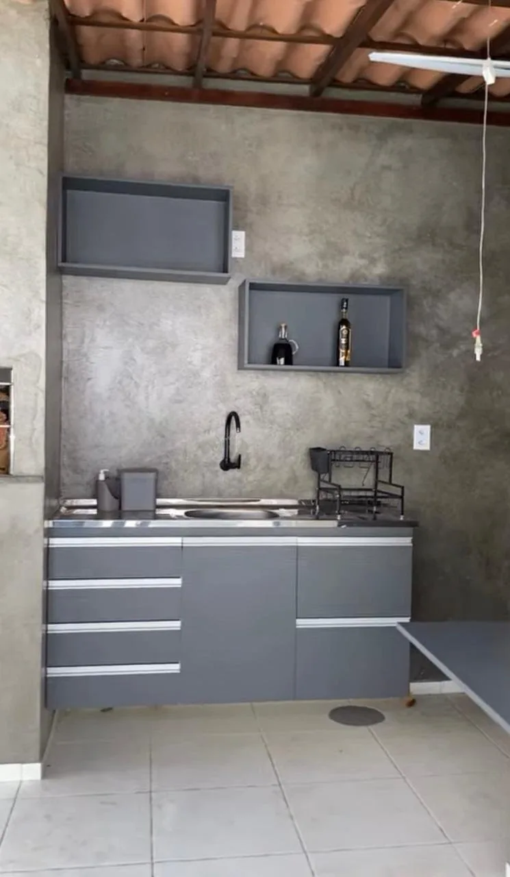 Cozinha externa com armários cinza envelopados