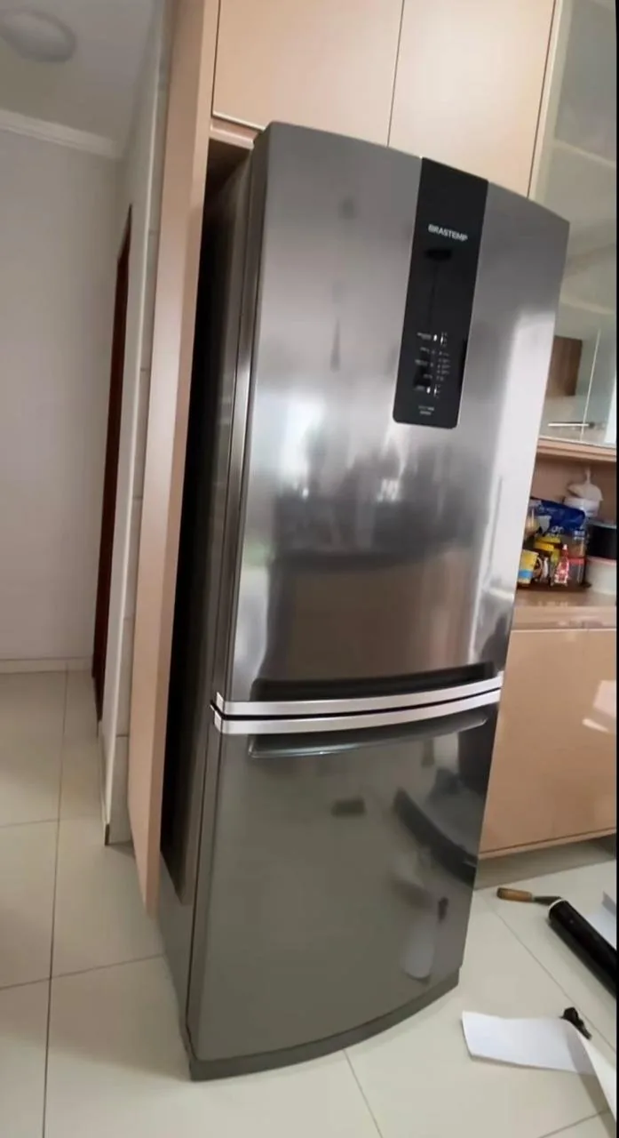 Geladeira envelopada em inox escuro
