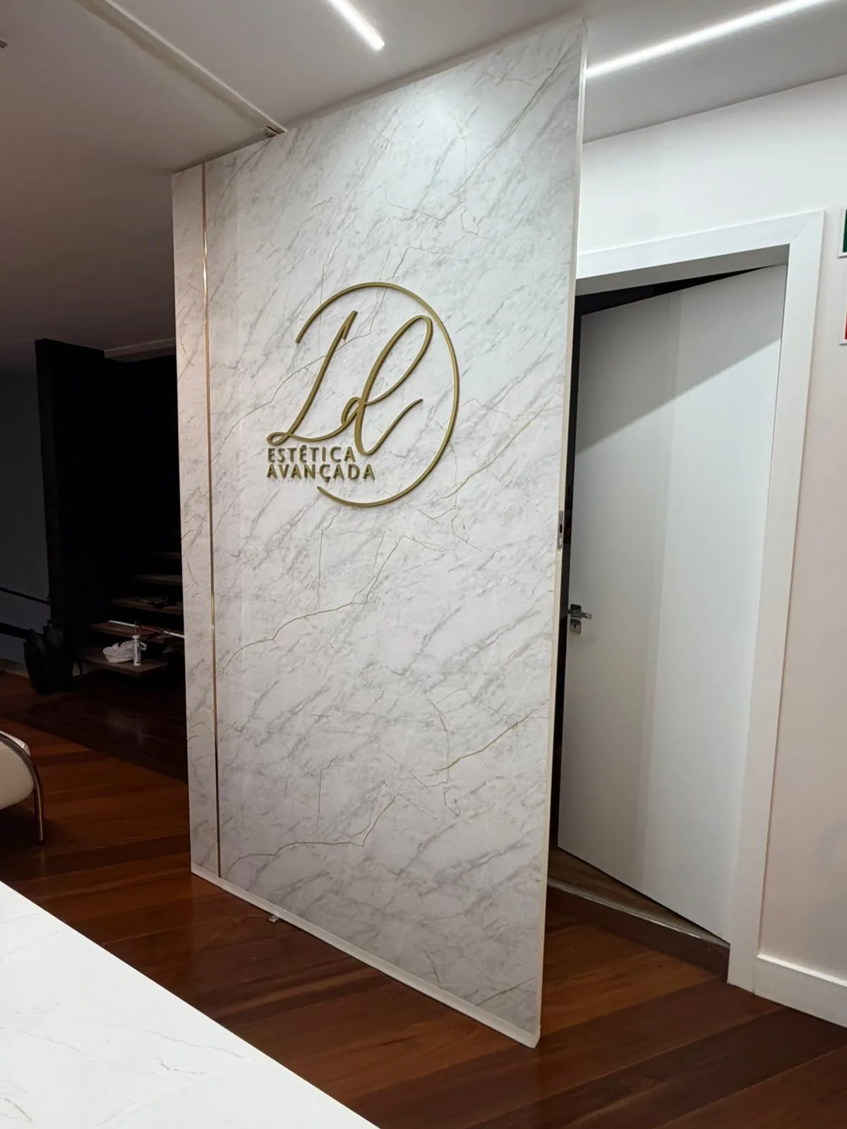 Parede de recepção em mármore
