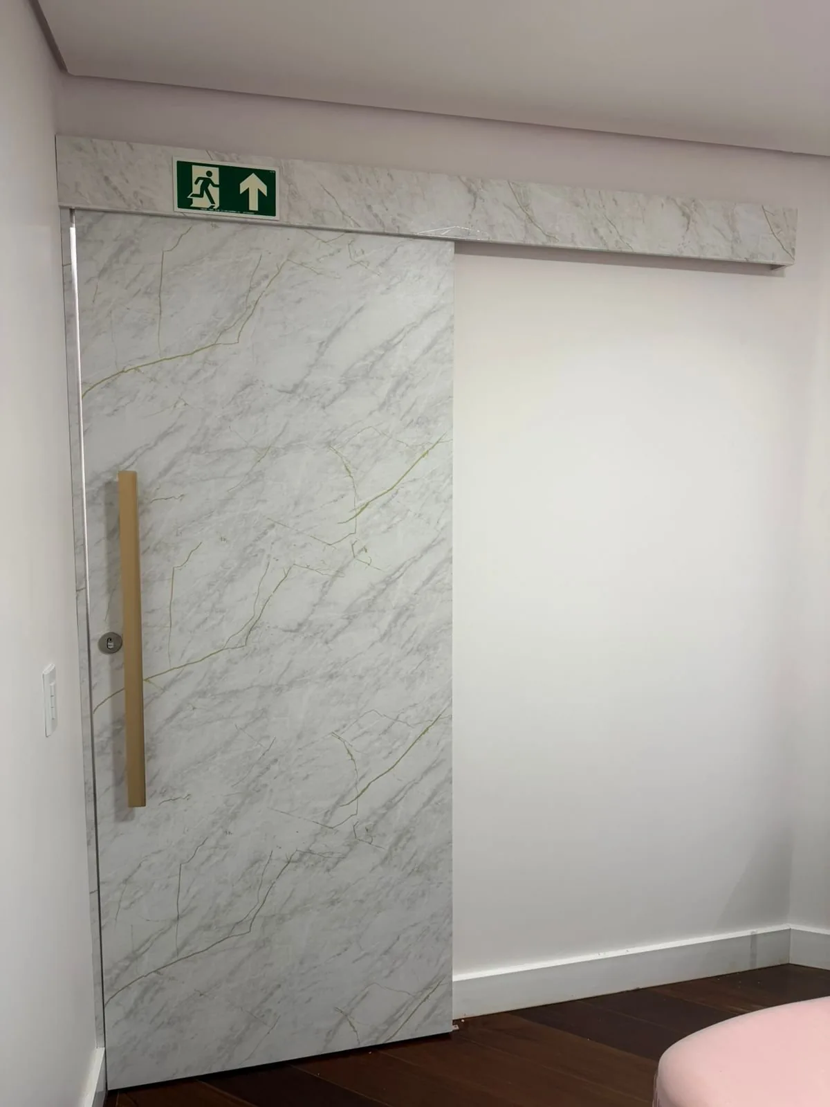 Porta de correr em mármore branco