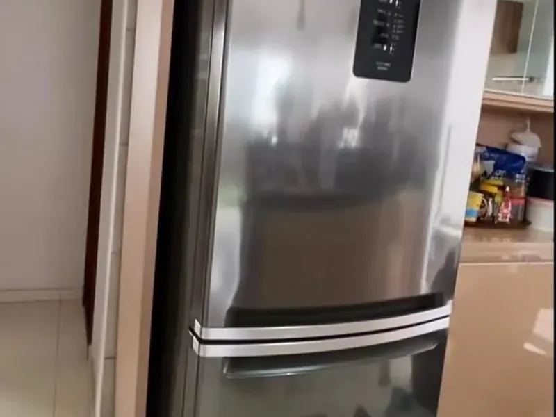 Geladeira envelopada em inox escuro