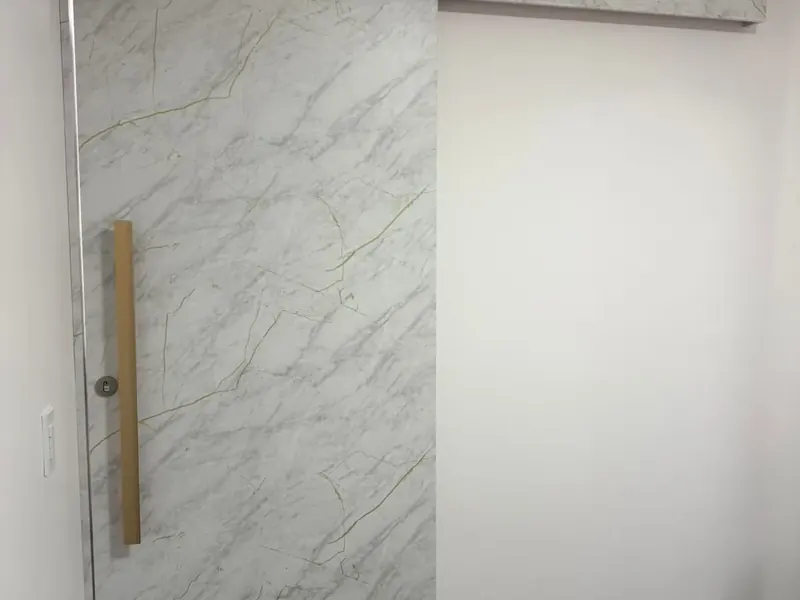 Porta envelopada em mármore