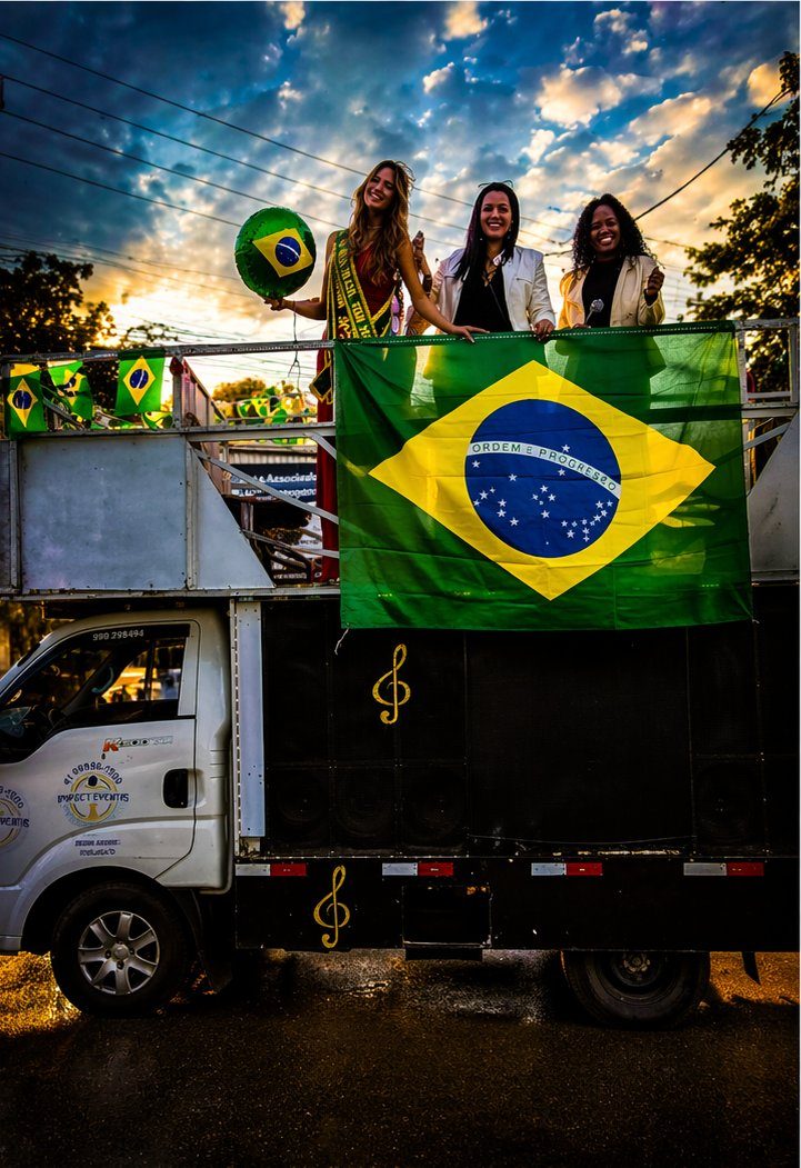 Trio elétrico Impact Eventos em evento cívico com bandeira do Brasil em Curitiba