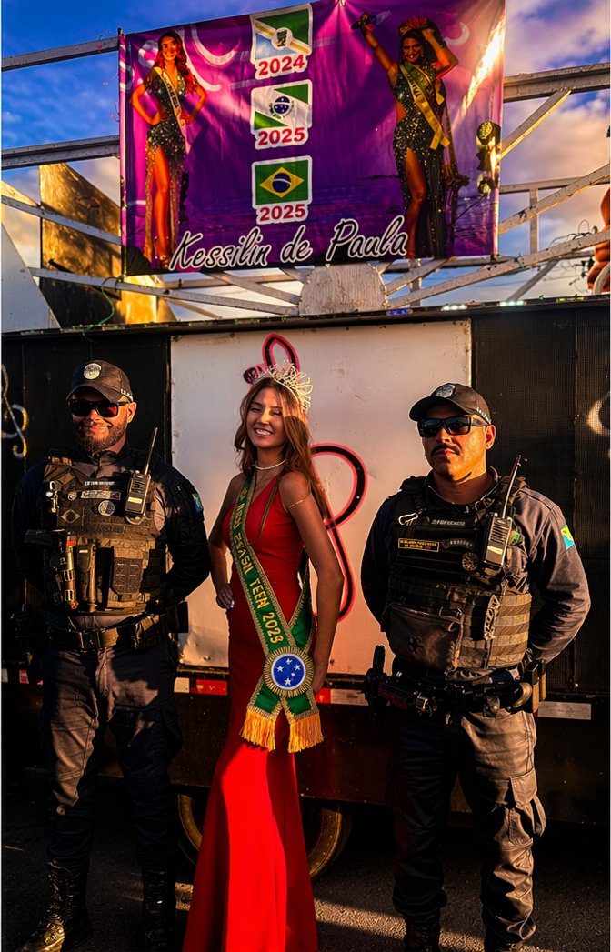 Miss Brasil Teen 2025 Kessilin de Paula com equipe de segurança no trio elétrico